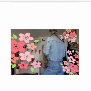  - 💙 Basic ljus jeansjacka från Zara TRF 💙  Perfekt material för att sy på märken eller rita, gör den till din egen !!  Några år gammal, men i gott skick :) Köpt för 350kr, frakt ingår 💖