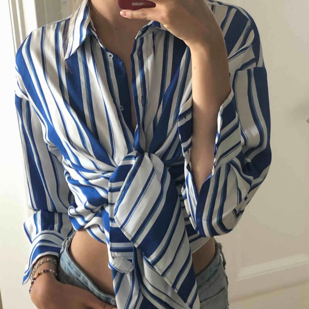 Silkes skjorta från Zara!  Extremt snygg till sommaren!  Använd fåtal gånger  Köpt förra sommaren   . Skjortor.