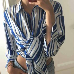 Silkes skjorta från Zara!  Extremt snygg till sommaren!  Använd fåtal gånger  Köpt förra sommaren   