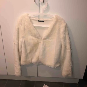  - En fin jacka från Gina Tricot.  Den är L men passar även M!  Använd en gång. 