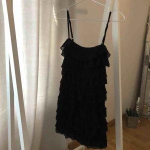  - Ger en fin passform! Dragkedja på sidan, justerbara axelremmar.  Använd 1 gång så väldigt bra skick! Hämtas eller fraktas!