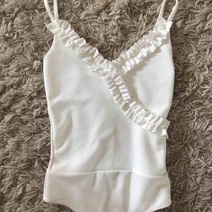  - En fin vit body.Oanvänd 