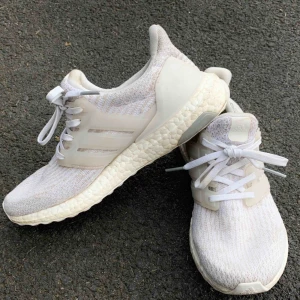  - Adidas UltraBOOST,  Sparsamt använda och skorna är i bra skick.  Nypris: 1799 kronor.