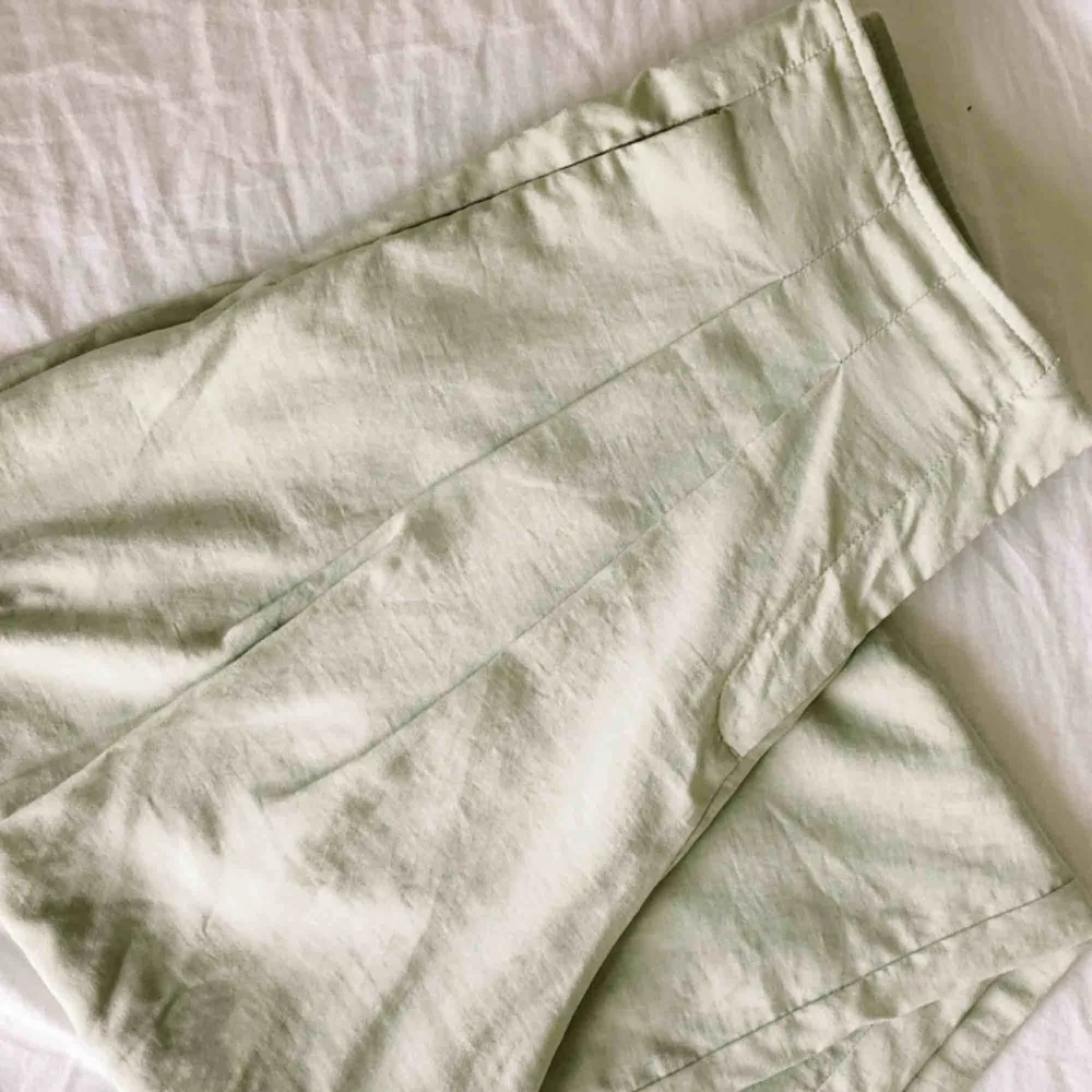 Fina mintgröna byxor från H&M!  Har sytt upp byxorna, men använt max två gånger. Jag är 164 cm och de är ankellånga på mig. Frakt ingår i priset . Jeans & Byxor.