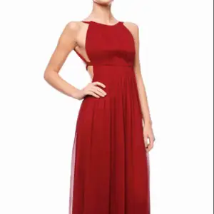 Säljer min vinröda klänning jag bar på balen från By Malina. Org. Pris 4000. Obs! Klänningen är uppsydd så den når precis marken med mina 165 cm. Är öppen för bud :) 