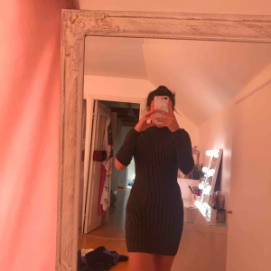  - superfin glittrig turtle neck klänning med hål på armbågarna, sitter jätte bra på & formar kroppen jätte fint. endast använd 1 gång