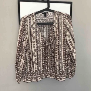  - Jätte fin blus från Forever21. Väl använd men i perfekt skick. Storlek small. En av mina favoriter som tyvärr inte passar längre