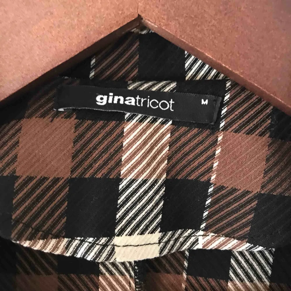 Coolt set från GinaTricot köpt i höstas och använt en gång. Oversized kavaj med axelvaddar och en högmidjad tight kjol med bälte. Supersnyggt och i nyskick! . Jackor.