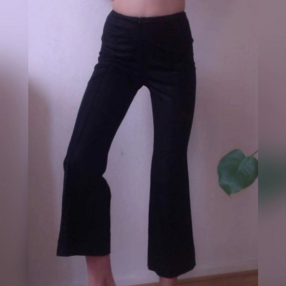 70taliga byxor i glansigt material som sitter som gjutet, kick-flaremodell. Jeans & Byxor.