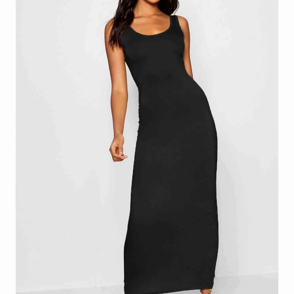 Två Boohoo klänningar (grå & svart) säljer för 100kr styck. Fråga om bild på (SVARTA ÄR SÅLD❗️). Klänningar.