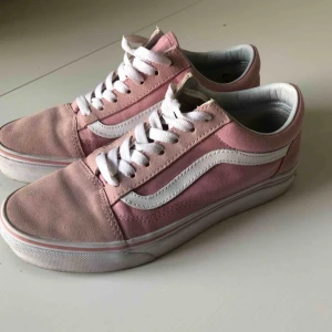  - Vans i puderrosa mocka, sparsamt använda och i gott skick.  Köparen står för fraktkostnad✨