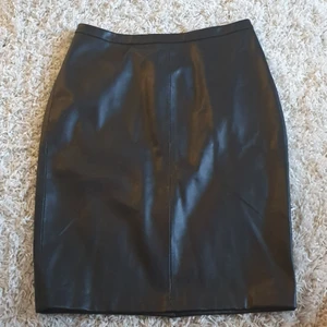  - Säljer denna skinnkjol från MANGO i strl.40. Den är i fint skick då den endast är använd ett fåtal gånger. 