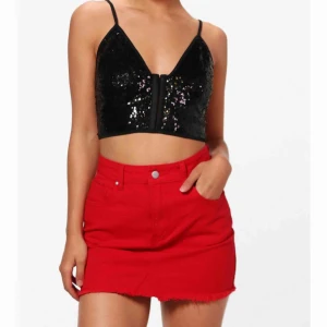  - Petite jeanskjol från boohoo i jättefin röd färg. Aldrig använd pga av att den är för stor för mig :(