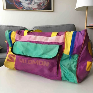 Salomon retro bag - SALOMON RETRO BAG  Vintage väska/bag från Salomon.  Ett stort fack (35x25cm) + två mycket rymliga sidofack. Använt skick men annars i fint bevarad. Inget söndrigt eller liknande.  Reglerbar axelrem.  Mått: 57x29x31  Köparen står för frakt.