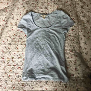  - Väldigt tight ljusblå t-shirt från H&M. Snygg passform. Frakt tillkommer.