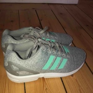  - Adidas flux skor, skitsnygga och bra skick!! Fraktkostnad tillkommer