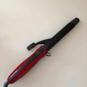  - Jättebra locktång från OBH Nordica. Kan reglera värmen upp till 180 grader. 150kr (+100kr frakt)