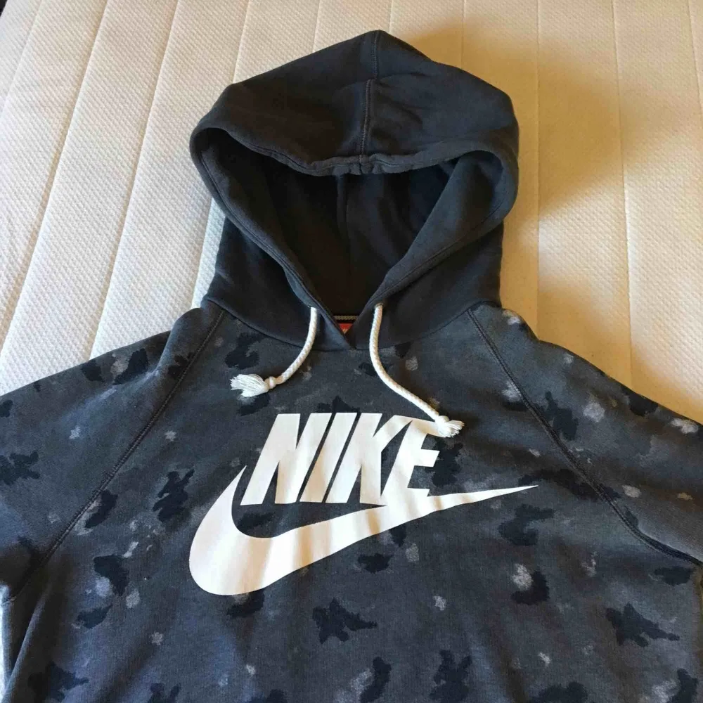 Grå kamouflage Nike hoodie. Frakt tillkommer. . Tröjor & Koftor.