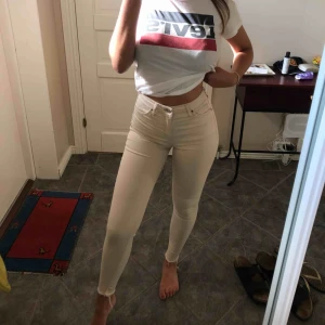  - Tighta beiga jeans från Topshop