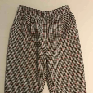  - Ett par rutig byxor från primark storlek 6, motsvara en XS/S