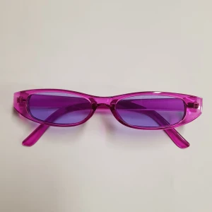  - Komplettera din outfit med ett par coola glasögon! Smala bågar som är otroligt snygga. Frakt 20kr