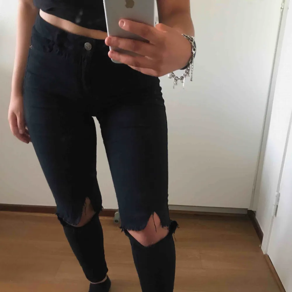 Ett par snygga svarta jeans köpa från Gina tricot, använder knappt längre. Dem har ett litet hål i fickan på baksidan (SE BILD 3) annars är dem i bra skick. Jeans & Byxor.