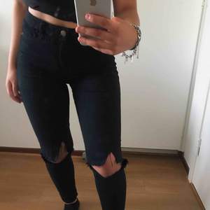 Ett par snygga svarta jeans köpa från Gina tricot, använder knappt längre. Dem har ett litet hål i fickan på baksidan (SE BILD 3) annars är dem i bra skick
