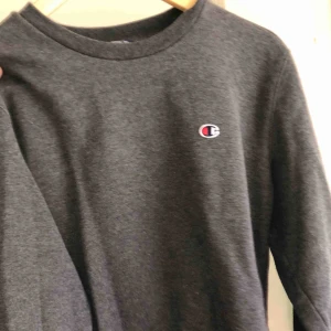 - Äkta Champion sweater. Passar dig mellan XS-M skulle jag säga. Köpt för ca 400kr men säljes för 270kr + 30kr frakt (gratis frakt vid snabb affär, kan även gå ner i pris vid snabb affär)💘 ‼️endast swish‼️