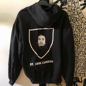  - Erik Lundin-hoodie med tryck på ryggen, svart på framsidan. knappt använd, strl L men liten i storleken. 