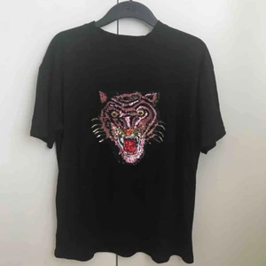 Tröja med glittrig tiger! - T-shirt med glittrigt tryck av en tiger. Oversize i storlek på någon som är XS/S