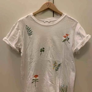  - Ball tisha med broderier från Monki. Känns mer som en S i storleken tycker jag!   Möts i Falun, annars tillkommer frakt. 