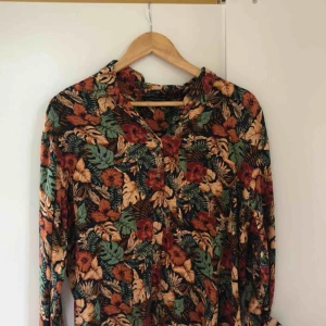  - Superfin mönstrad skjorta från Urban Outfitters. Oanvänd. Storlek XS
