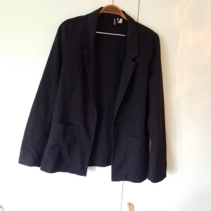  - Svart stilren kavaj/jacka