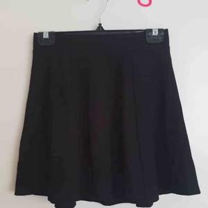 Super söt kjol använd 1 gång. Storlek S  🌸Fraktas emot porto kostnad 🌸Filmar/fotar vid postning  🌸Använder mig av mailingbags/spårbar frakt 