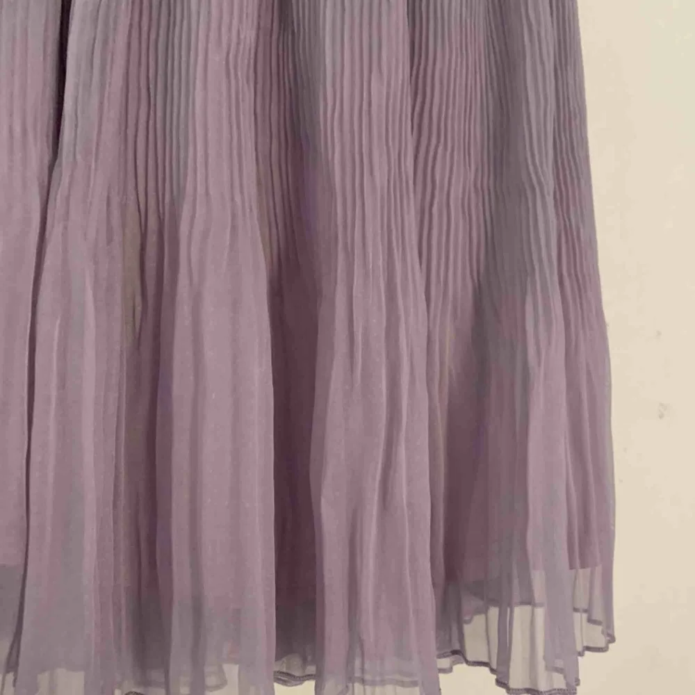 En superfin pastell-lila kjol som är plisserad. Från HM förra året. . Kjolar.