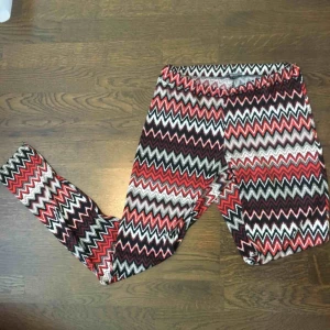  - Fina tights med mönster! Står ingen storlek, men skulle säga att det är en small