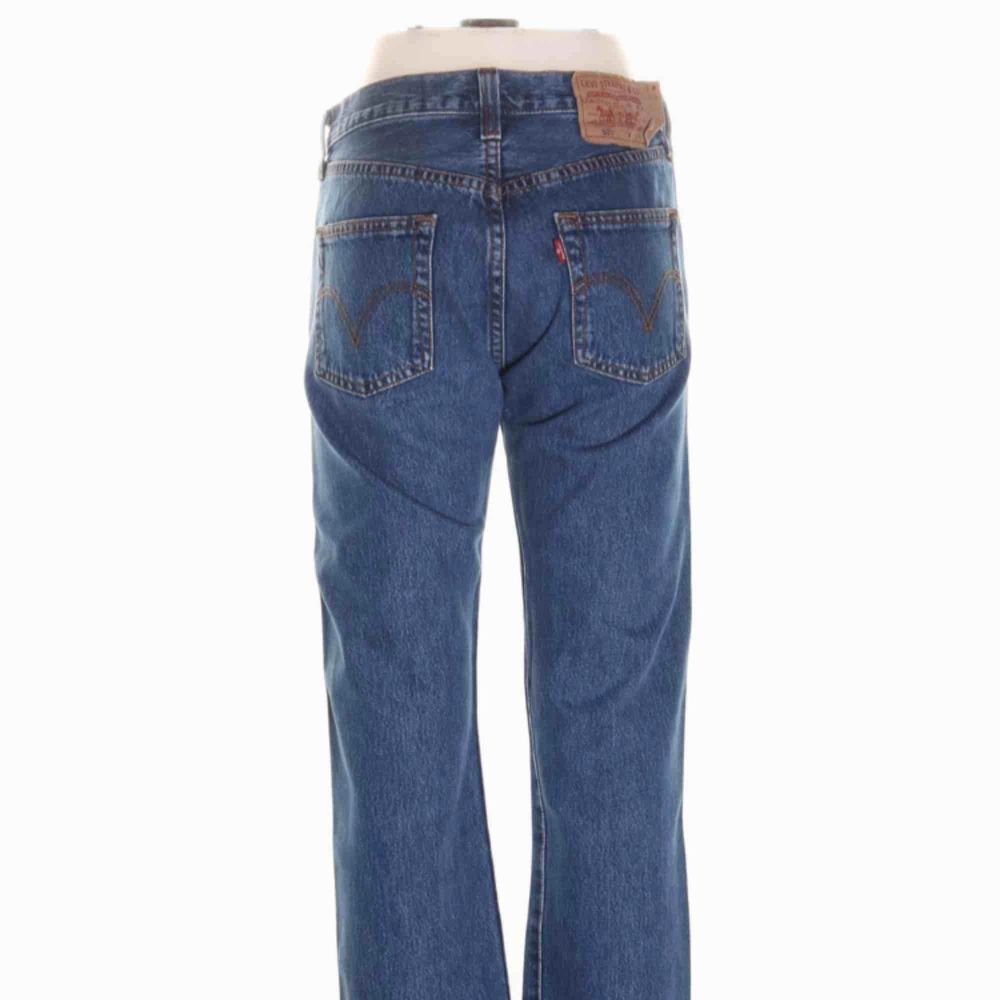 Blå Levis jeans modell 501 i kraftigt jeansmaterial. Knappgylf. Storlek: 29/32 Innerbenslängd (cm): 80 Midjemått (cm): 74. Jeans & Byxor.