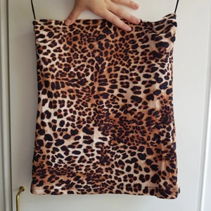  - Tub topp/ Strapless top från H&m i leopardmönster Bra skick