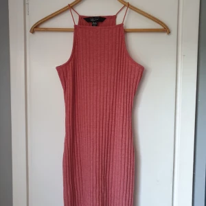  - En klänning med tunna axelband