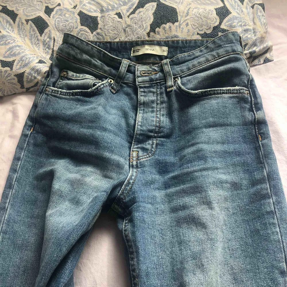 Säljer mina älsklings jeans från Gina som tyvärr har blivit för stora. . Jeans & Byxor.