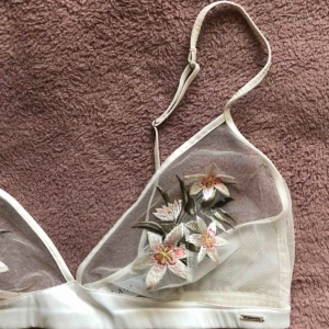  - Otroligt fin bygellös BH från Ella M! Numera för liten för mig men för fin för att slänga bort. Frakt tillkommer!✨🌸