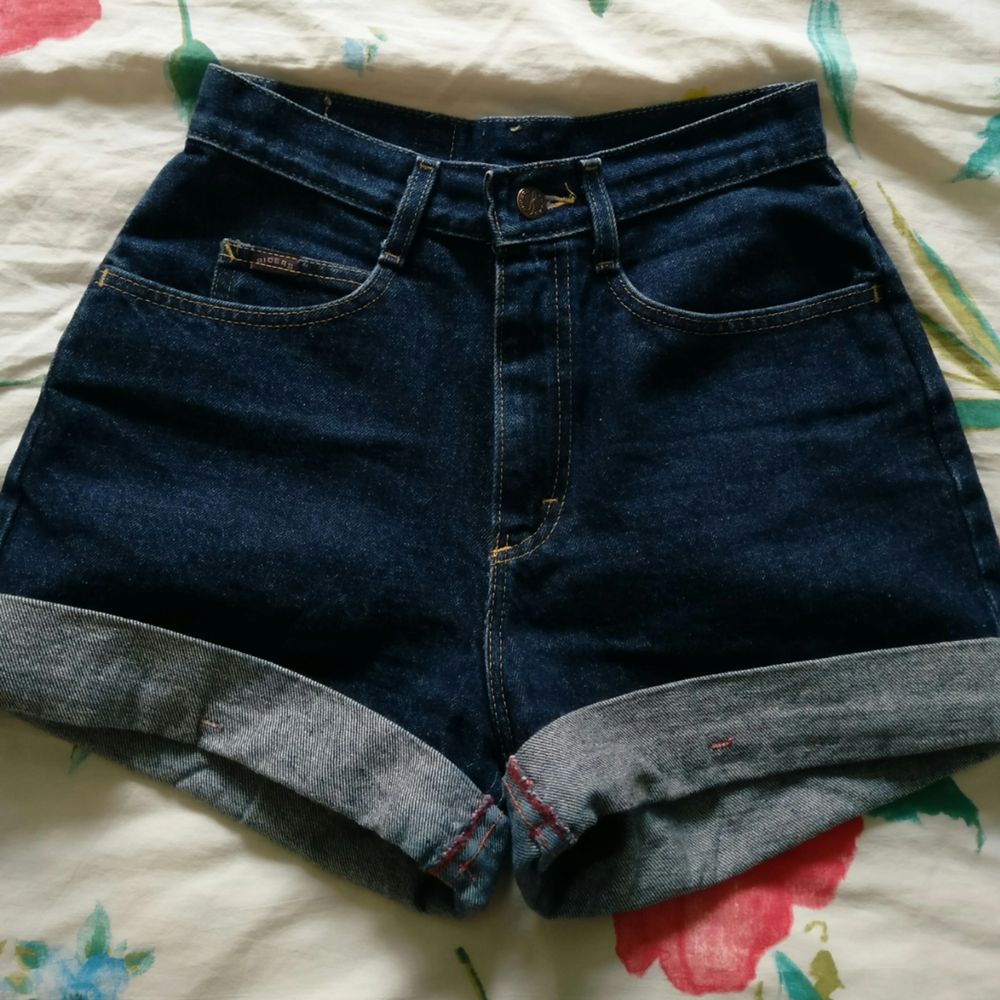Shorts köpta från Beyond Retro (Märket Denim Riders). Finns ingen storleksinfo i shortsen men passar oversize förutom vid midjan där den är åtsittande.. Shorts.