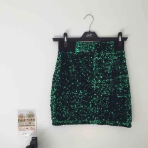  - Partypingla!!! I grönt!! Paljetter!!  Köpt secondhand och i finfint skick :) 