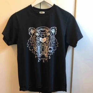  - Svart kenzo T-shirt i storlek S Använt den cirka 5 gånger så hyfsat ny Skriv för mer info