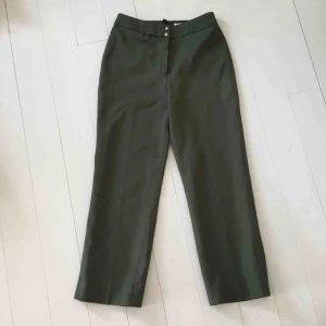  - Gröna kostymbyxor köpte secondhand i Köpenhamn. Aldrig använda på grund av en för stor storlek för mig! 