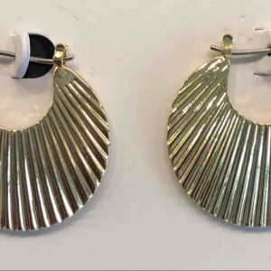  - Nya guldfärgade örhängen