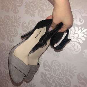  - Grå/svarta klackar från tiamo, nyskick 