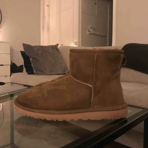  - Uggs, använda 2 gånger så de är som nya. Nypris 1.295kr.