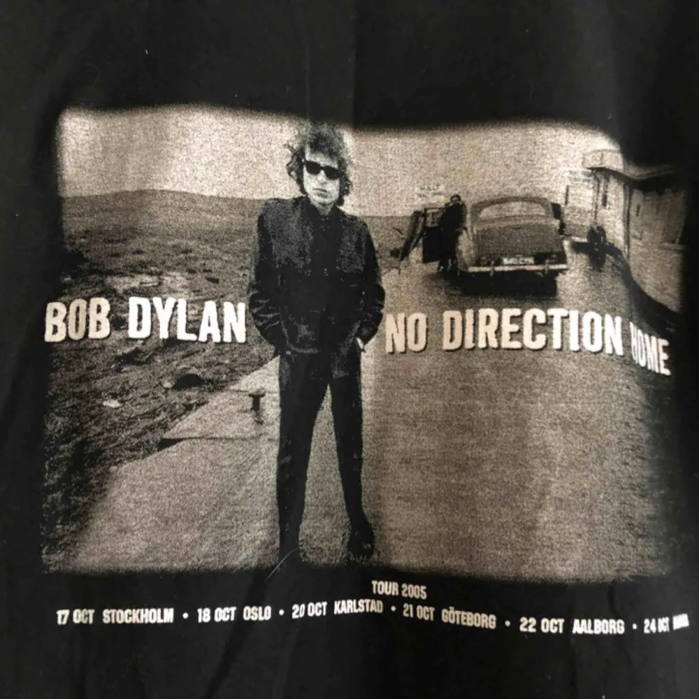 Bob Dylan turné-tee från 2005. Kan hämtas i Uppsala eller skickS mot fraktkostnad . T-shirts.