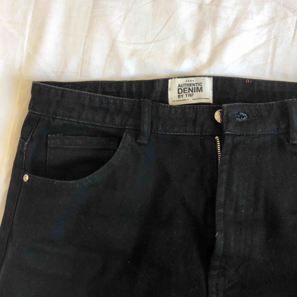 snygga highwaist byxor köpta på Zara. Storlek 42, jag har storlek 38 i vanliga fall och de passar mig också. Köpare står för frakt. Jeans & Byxor.